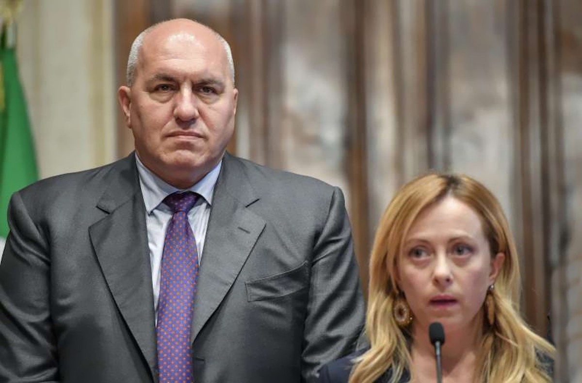 Il ministro Crosetto, senza rendersene conto, parlando alle Commissioni Esteri e Difesa ha dato della pazza a Giorgia Meloni