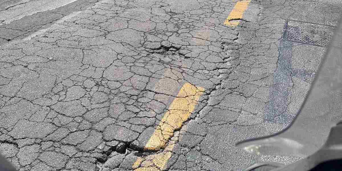 Napoli, il dissesto stradale diventa caso sistemico: esposto contro gli enti locali tra rischi per i cittadini, danno erariale e azioni risarcitorie