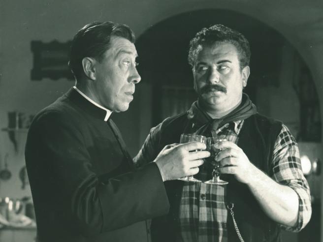 Don Camillo e Peppone tornano su Cine34: dall'8 maggio, il ciclo del grande cinema italiano ogni venerdì in prima serata