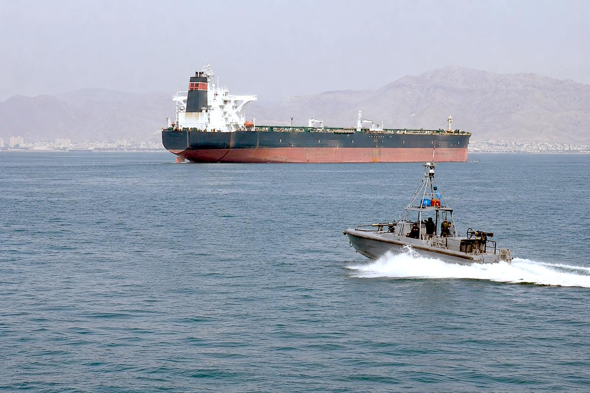 Hormuz riapre, tregua prorogata tra Stati Uniti e Iran: accordo storico o fragile illusione?