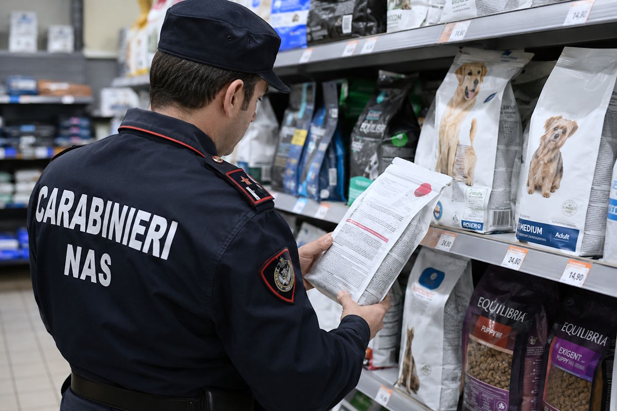 Controlli dei Nas sul pet food: irregolarità in un’ispezione su cinque, sequestri per 1,7 milioni di euro