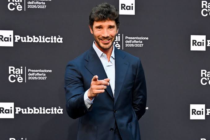 Sanremo 2027 cambia volto: meno canzoni, una serata per l'Eurovision e il sogno Vasco Rossi. De Martino rivoluziona il Festival