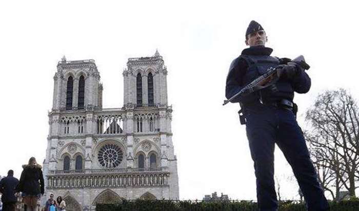 Nuovo attacco terroristico a Parigi nei pressi di Notre Dame