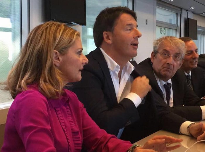 Renzi in Calabria riceve più fischi che applausi e non ascolta chi gli vuole parlare dei problemi